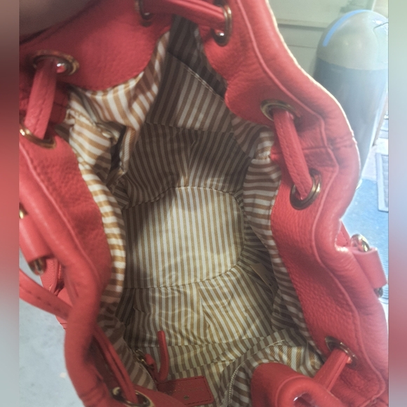 Kate Spade Cow Leather Bucket Cinch Bag in Salmon Orange Color 🍊 - Picture 4 of 8